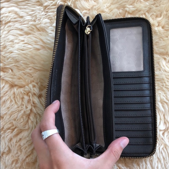 Authentic Michael Kors Logo Continental Wristlet - Picture 7 of 8